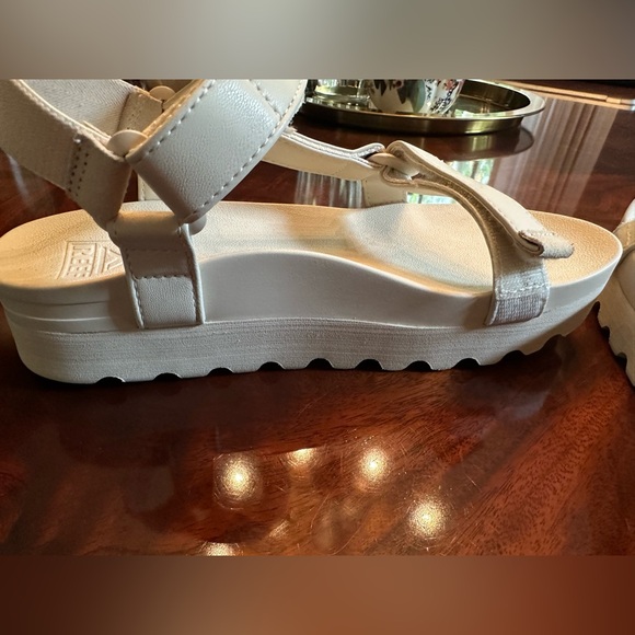 REEF Cushion Rem Hi in Vintage. Gently Used, Great Condition. - Picture 7 of 8